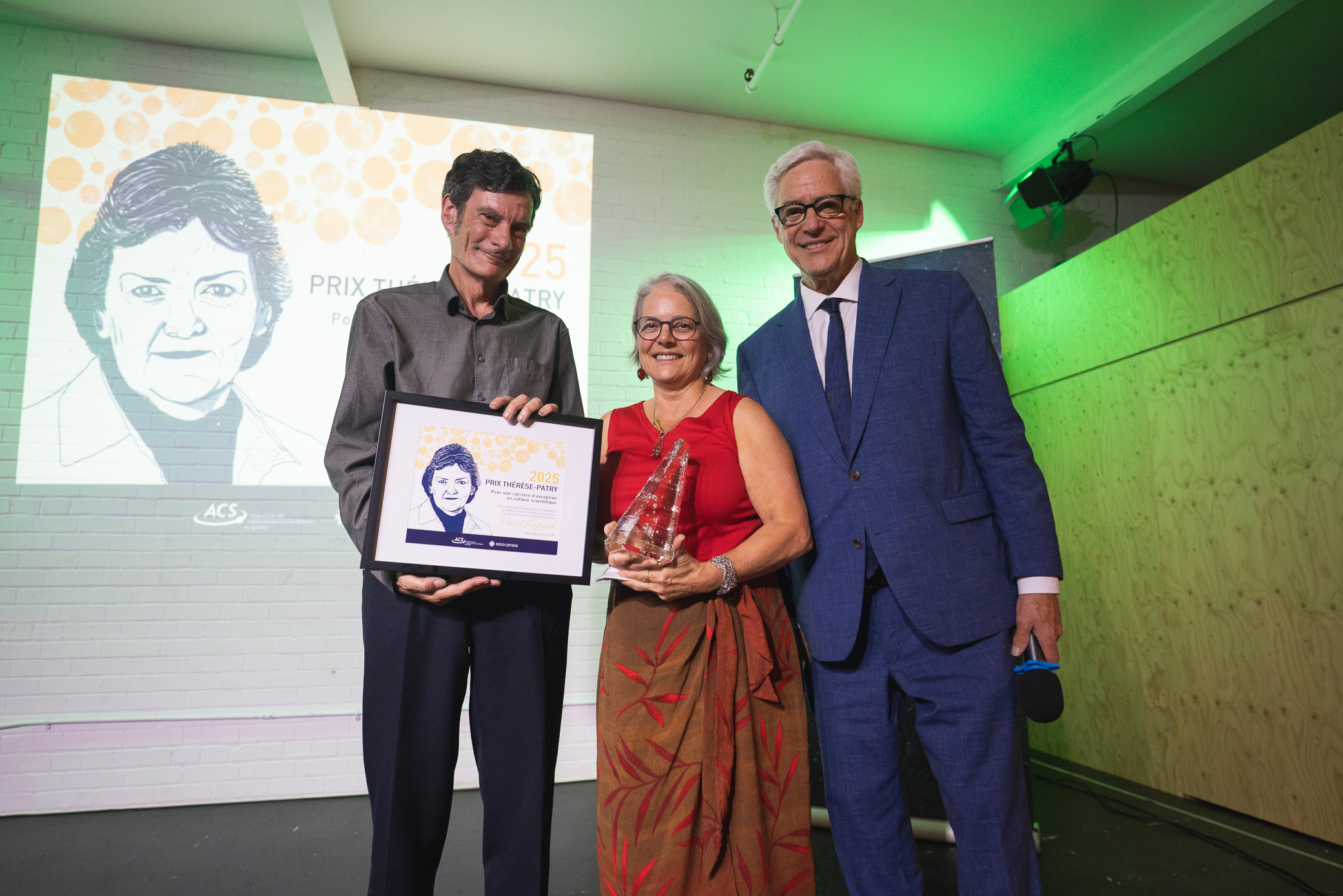 Pascal Lapointe reçoit son prix des mains de Rachel Léger et Charles Tisseyre. Crédit photo : Alexandre Guay
